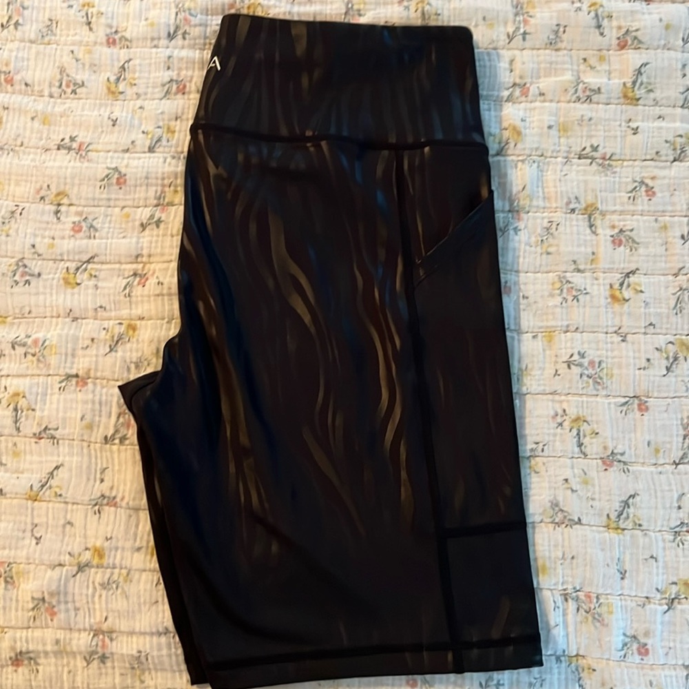 Kiava 8” biker shorts w/ leg grips. Stealth zebra print